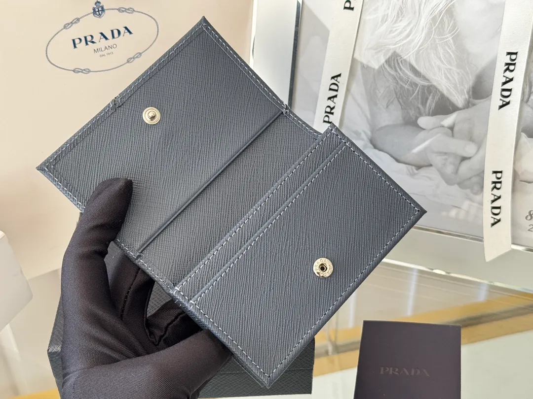 Prada classic card holder, model 1MC122, made of cross-grain cowhide, size 6.5×2.5×11cm, adopts snap button opening and closing design, and has two slots for cards or receipts. This exquisite card holder is small and convenient, with sufficient capacity. It can be placed in the bag for easy storage. It can also be used to make separate items when going out every day. Hot 🔥Hot-selling item, taken in kind, what you see is what you get
