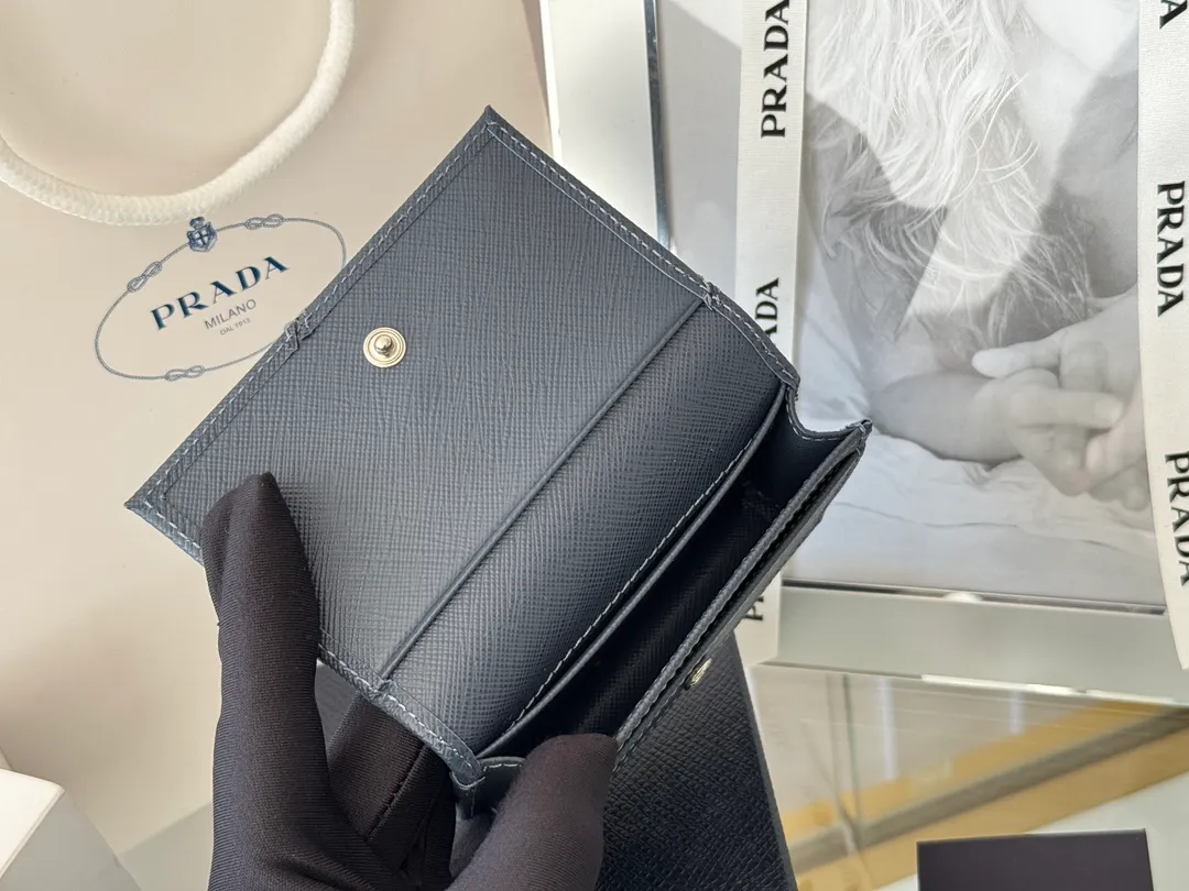 Prada classic card holder, model 1MC122, made of cross-grain cowhide, size 6.5×2.5×11cm, adopts snap button opening and closing design, and has two slots for cards or receipts. This exquisite card holder is small and convenient, with sufficient capacity. It can be placed in the bag for easy storage. It can also be used to make separate items when going out every day. Hot 🔥Hot-selling item, taken in kind, what you see is what you get