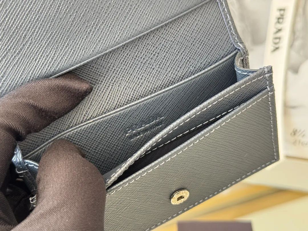 Prada classic card holder, model 1MC122, made of cross-grain cowhide, size 6.5×2.5×11cm, adopts snap button opening and closing design, and has two slots for cards or receipts. This exquisite card holder is small and convenient, with sufficient capacity. It can be placed in the bag for easy storage. It can also be used to make separate items when going out every day. Hot 🔥Hot-selling item, taken in kind, what you see is what you get