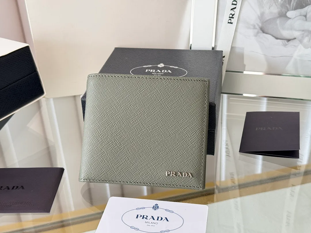 prada men's cross pattern short clip, easy to store, can hold 8 cards and cash, a must-have for men, model 2M0513, original quality, Saffiano cross pattern➕made from imported hardware, size 11cm×9.5cm, color as shown