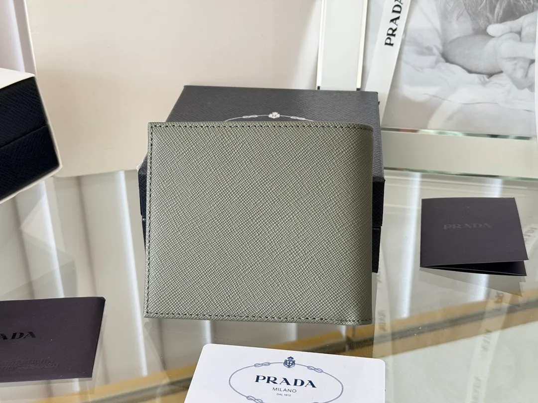 prada men's cross pattern short clip, easy to store, can hold 8 cards and cash, a must-have for men, model 2M0513, original quality, Saffiano cross pattern➕made from imported hardware, size 11cm×9.5cm, color as shown