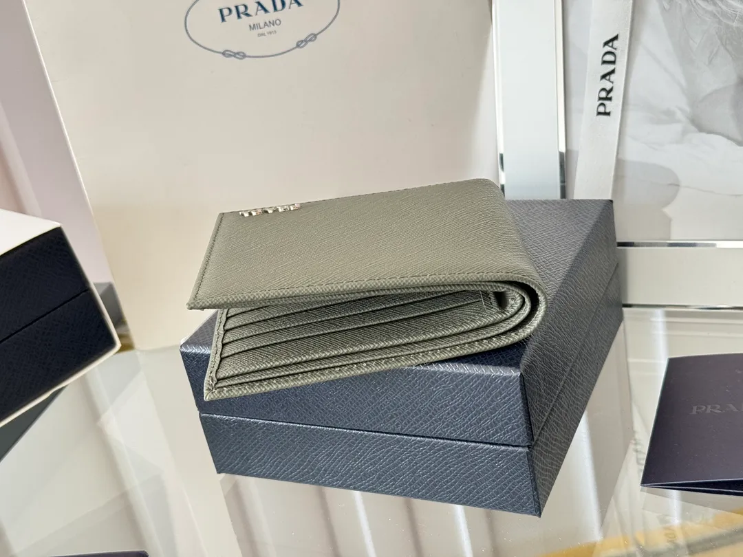 prada men's cross pattern short clip, easy to store, can hold 8 cards and cash, a must-have for men, model 2M0513, original quality, Saffiano cross pattern➕made from imported hardware, size 11cm×9.5cm, color as shown
