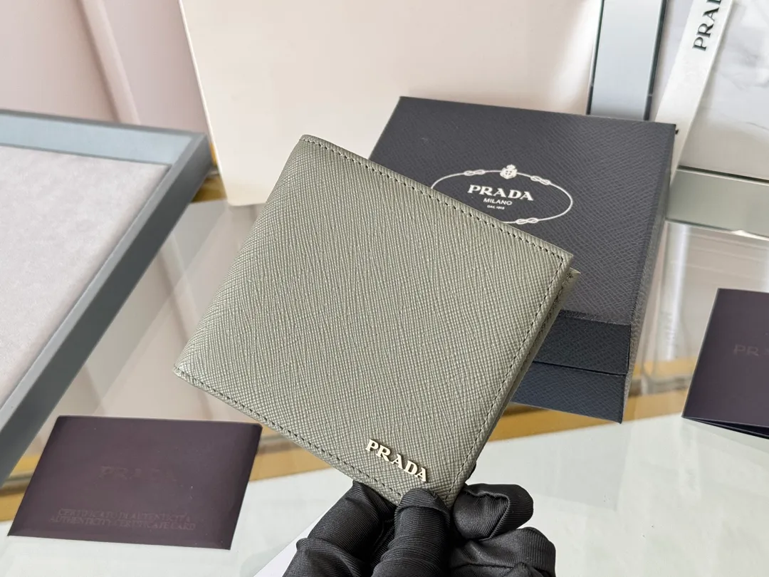 prada men's cross pattern short clip, easy to store, can hold 8 cards and cash, a must-have for men, model 2M0513, original quality, Saffiano cross pattern➕made from imported hardware, size 11cm×9.5cm, color as shown