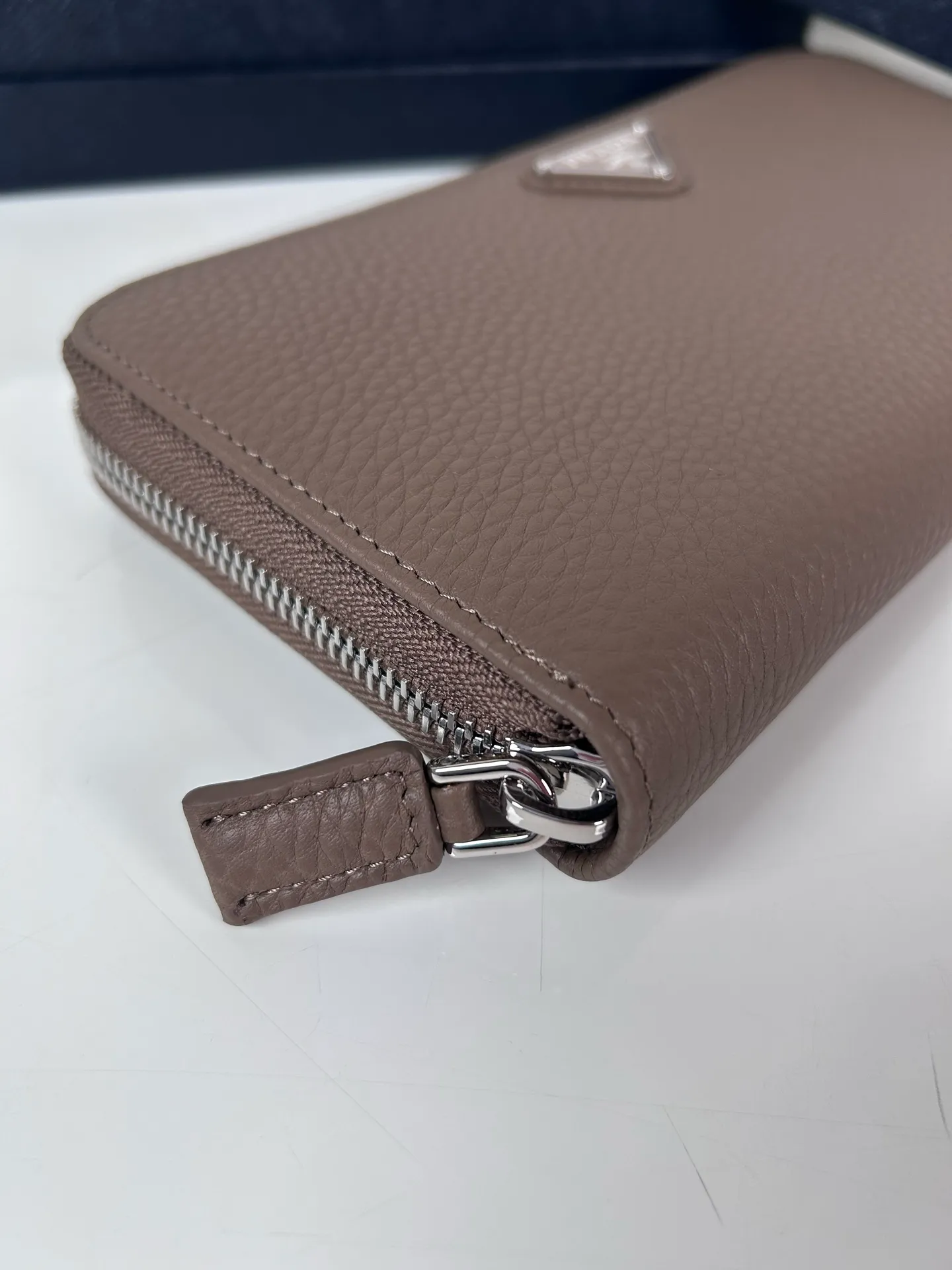 💰600, P Home➡️Men's cross-pattern wallet, gray deerskin, model 2M1317, single-dollar quality, made of cross-pattern cowhide, size 20cm×10.3cm