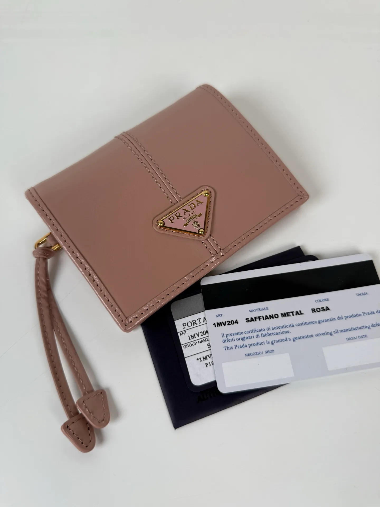 💰480, P Home ➡️Women's two-fold short clip, model 1M0204, pink waxed cowhide, length 11.2 and height 9.5cm, simple and practical to enhance personal taste, 175 steel stamp