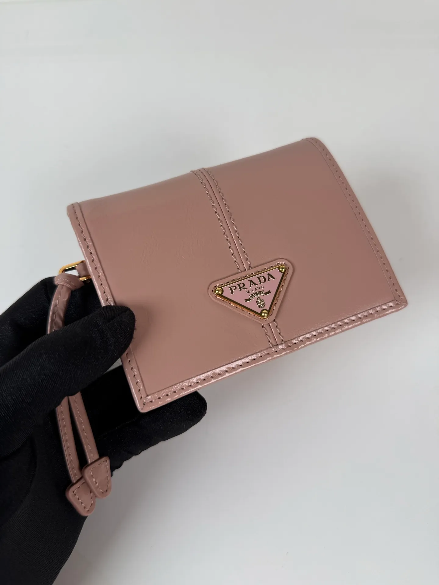 💰480, P Home ➡️Women's two-fold short clip, model 1M0204, pink waxed cowhide, length 11.2 and height 9.5cm, simple and practical to enhance personal taste, 175 steel stamp