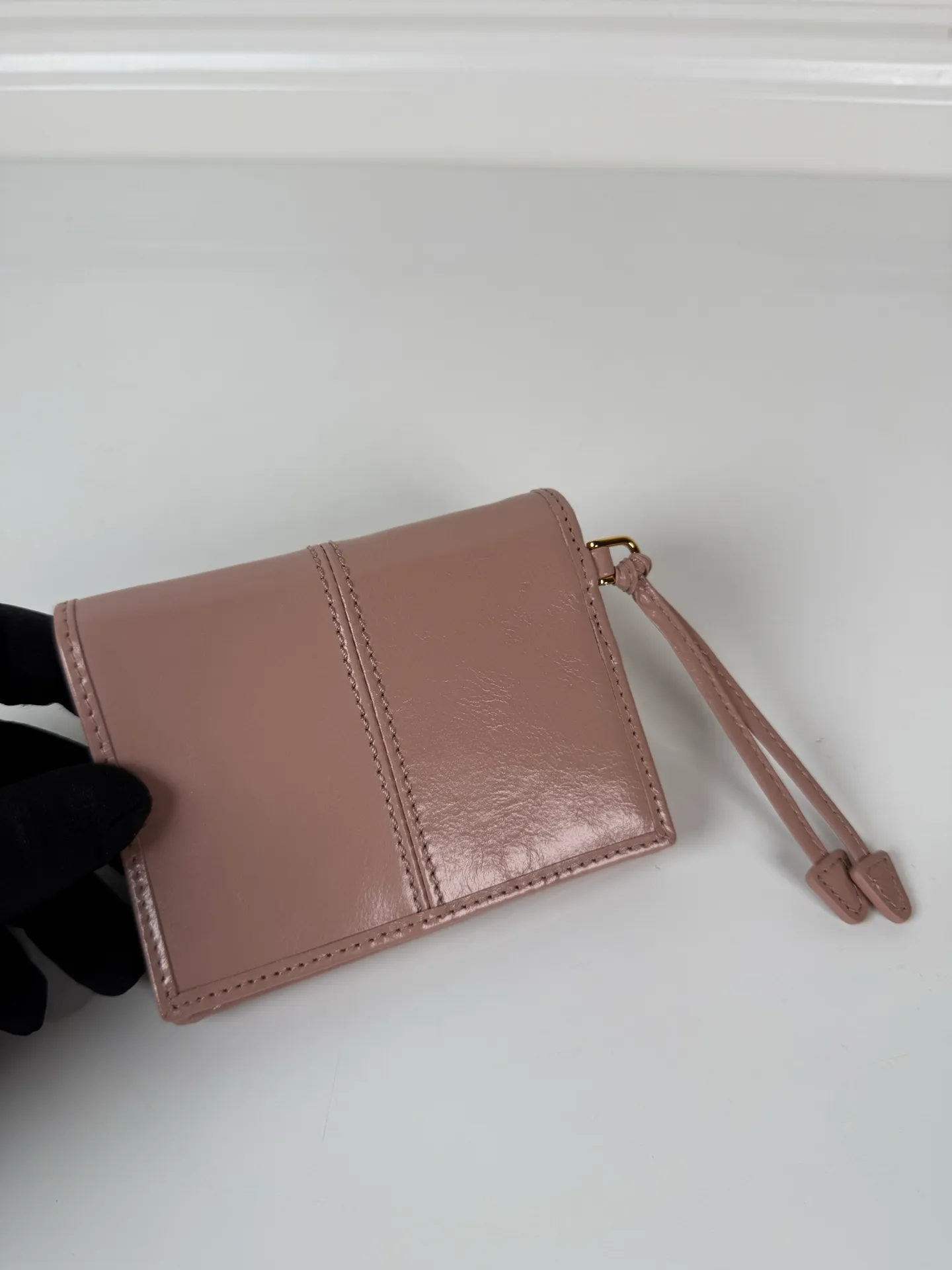 💰480, P Home ➡️Women's two-fold short clip, model 1M0204, pink waxed cowhide, length 11.2 and height 9.5cm, simple and practical to enhance personal taste, 175 steel stamp