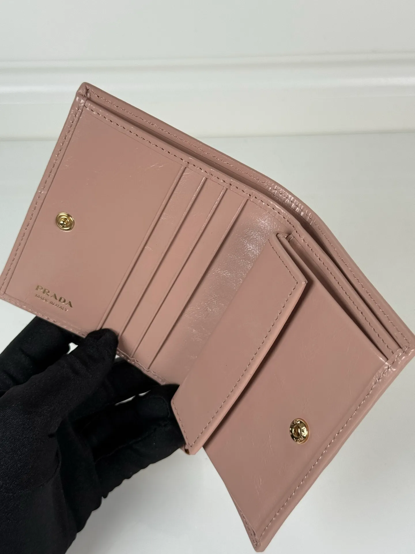 💰480, P Home ➡️Women's two-fold short clip, model 1M0204, pink waxed cowhide, length 11.2 and height 9.5cm, simple and practical to enhance personal taste, 175 steel stamp