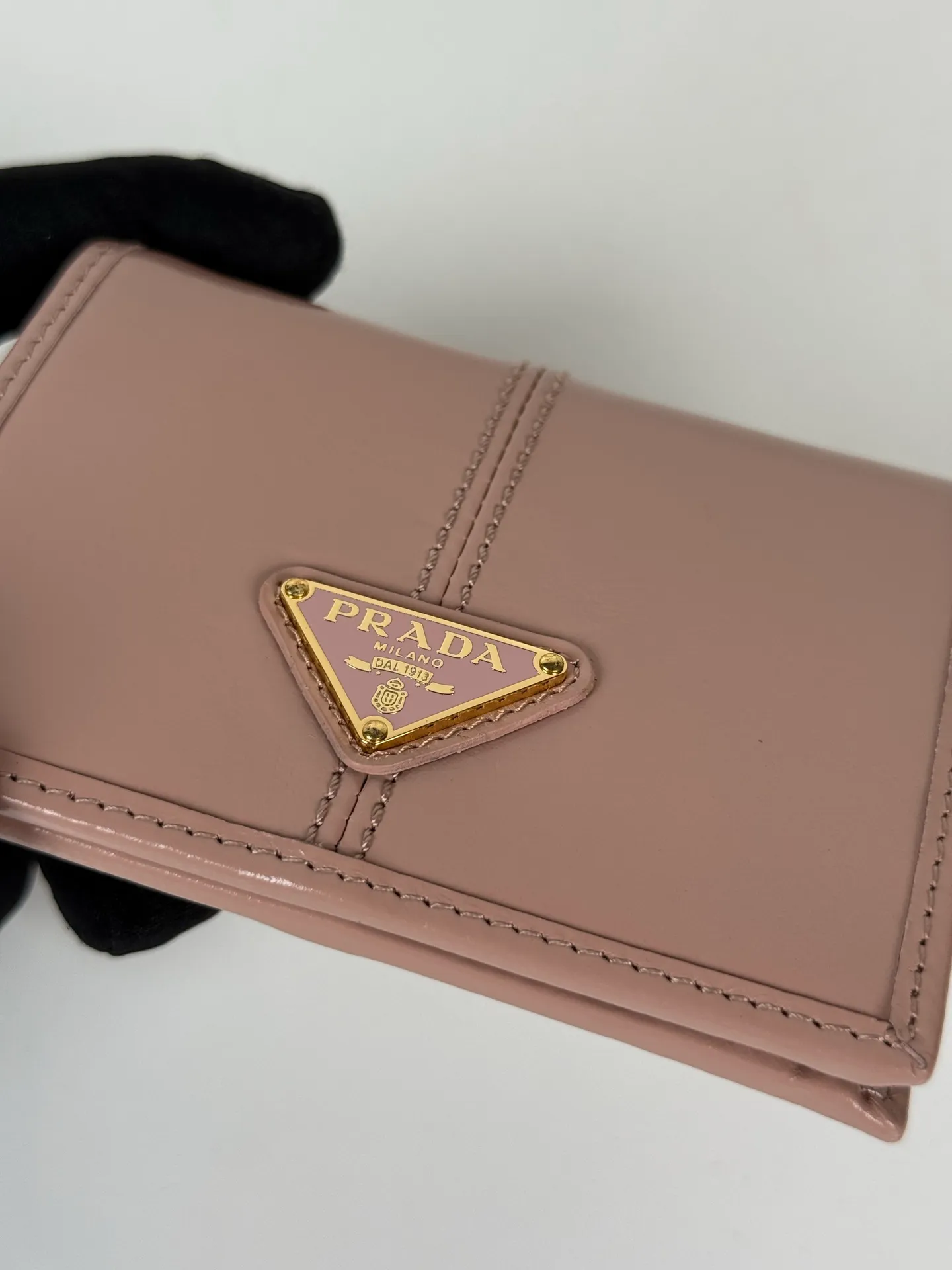 💰480, P Home ➡️Women's two-fold short clip, model 1M0204, pink waxed cowhide, length 11.2 and height 9.5cm, simple and practical to enhance personal taste, 175 steel stamp