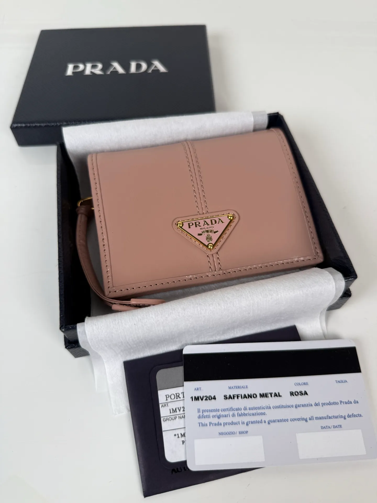 💰480, P Home ➡️Women's two-fold short clip, model 1M0204, pink waxed cowhide, length 11.2 and height 9.5cm, simple and practical to enhance personal taste, 175 steel stamp