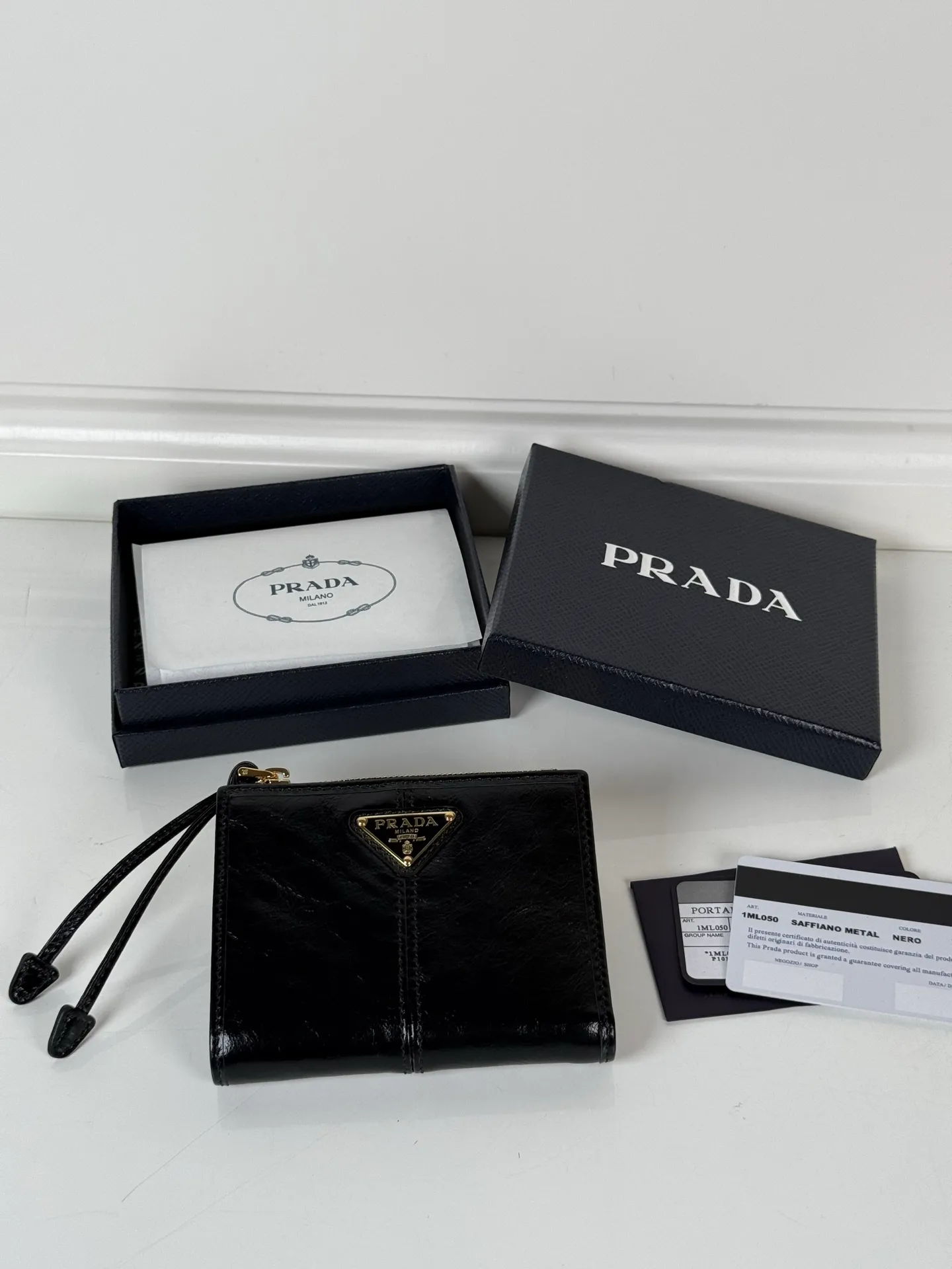 💰440, P Home ➡️ Unisex short wallet, model 1ML050, made of black waxed leather, eight card slots, one receipt compartment, one zipper coin bag, length 11.5cm, height 9.5cm, 175 steel stamp, meticulous workmanship as shown in the picture