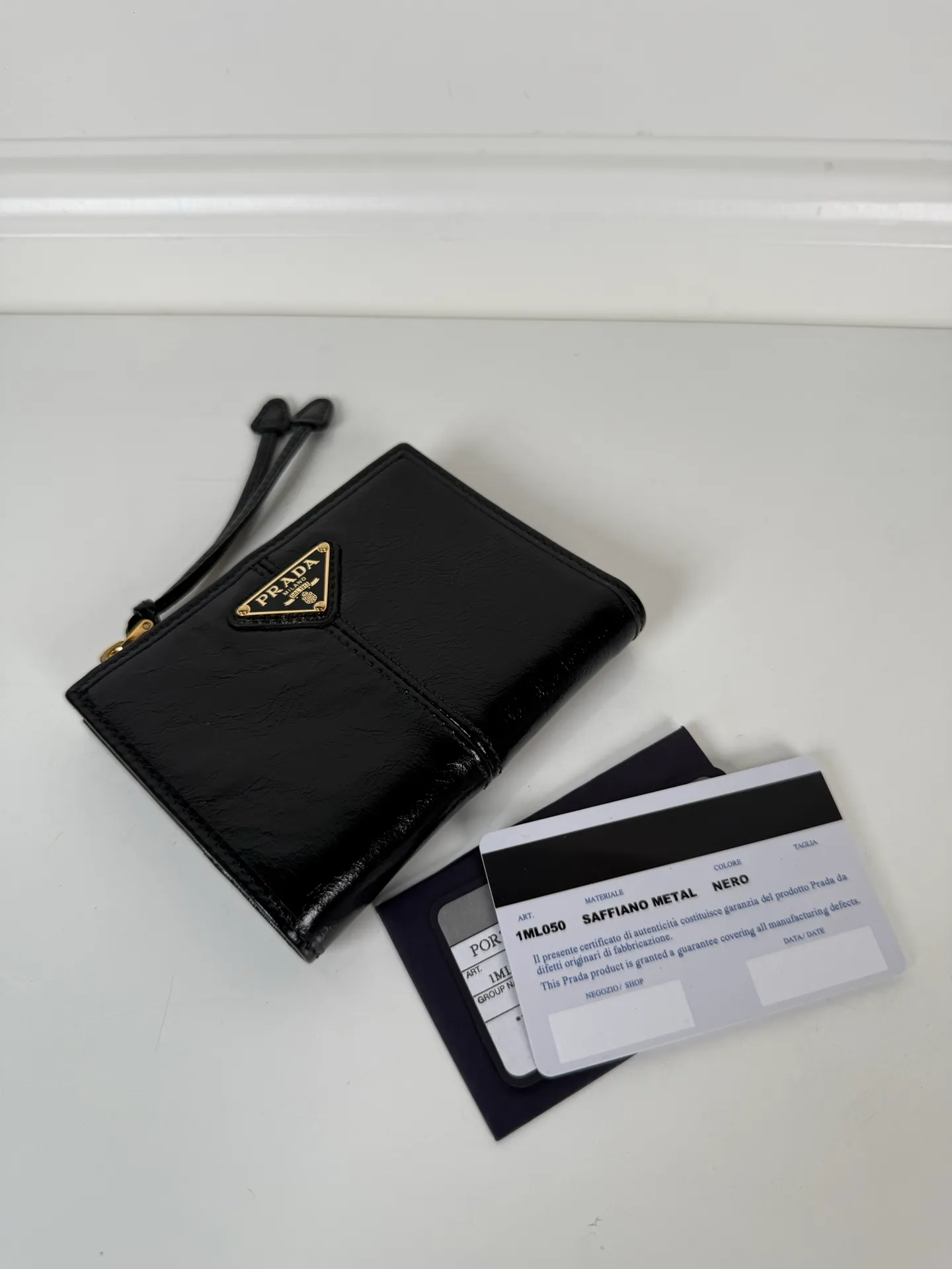 💰440, P Home ➡️ Unisex short wallet, model 1ML050, made of black waxed leather, eight card slots, one receipt compartment, one zipper coin bag, length 11.5cm, height 9.5cm, 175 steel stamp, meticulous workmanship as shown in the picture