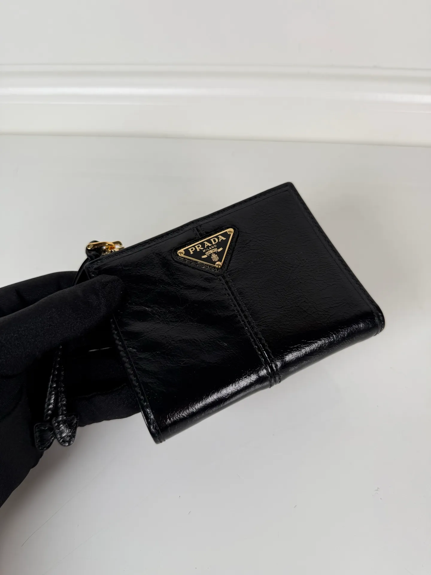 💰440, P Home ➡️ Unisex short wallet, model 1ML050, made of black waxed leather, eight card slots, one receipt compartment, one zipper coin bag, length 11.5cm, height 9.5cm, 175 steel stamp, meticulous workmanship as shown in the picture