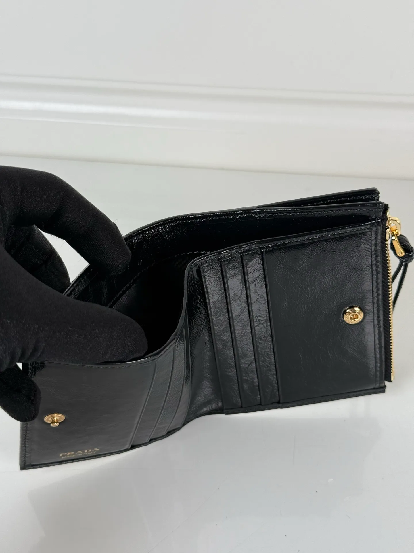 💰440, P Home ➡️ Unisex short wallet, model 1ML050, made of black waxed leather, eight card slots, one receipt compartment, one zipper coin bag, length 11.5cm, height 9.5cm, 175 steel stamp, meticulous workmanship as shown in the picture