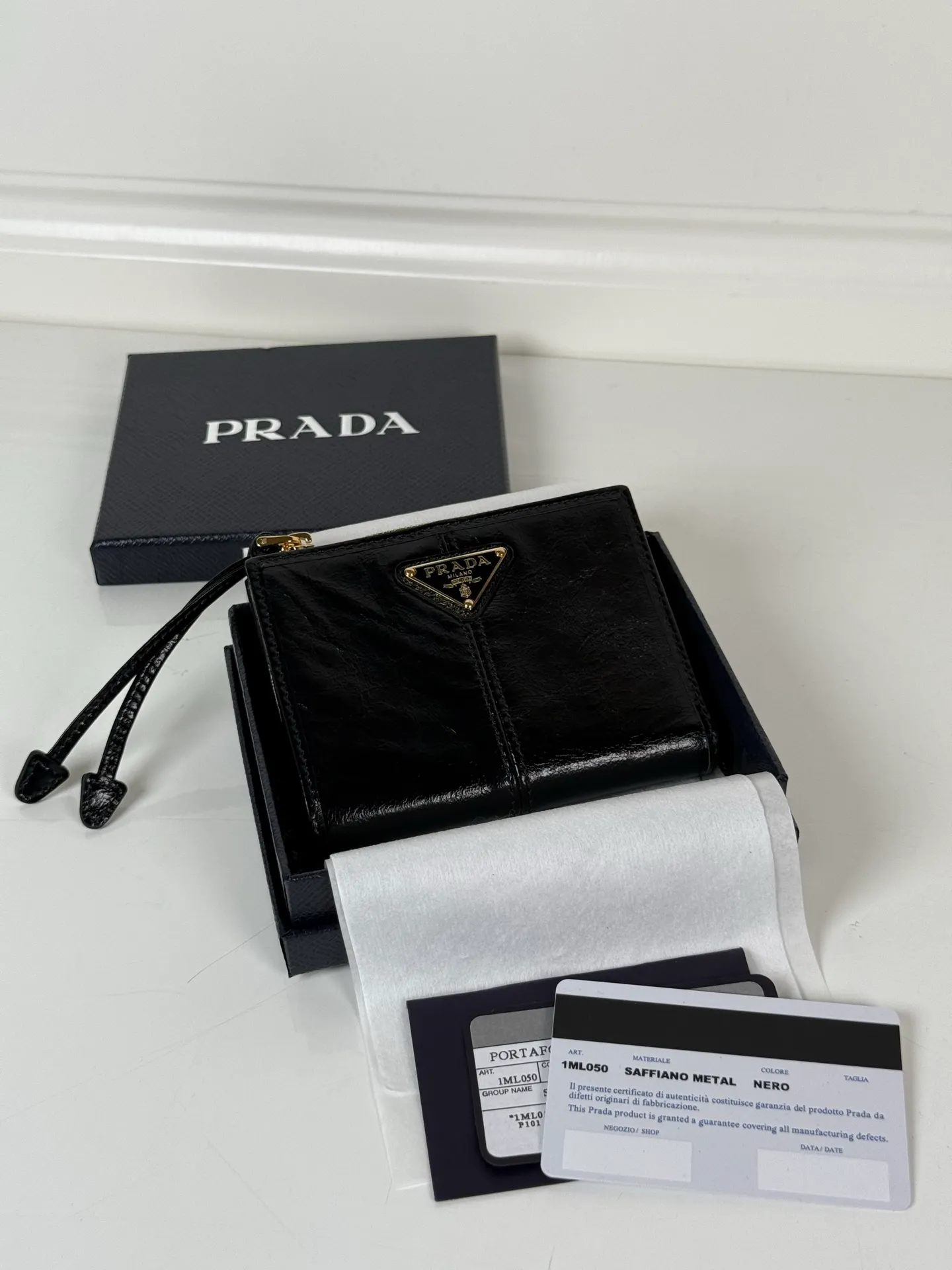 💰440, P Home ➡️ Unisex short wallet, model 1ML050, made of black waxed leather, eight card slots, one receipt compartment, one zipper coin bag, length 11.5cm, height 9.5cm, 175 steel stamp, meticulous workmanship as shown in the picture