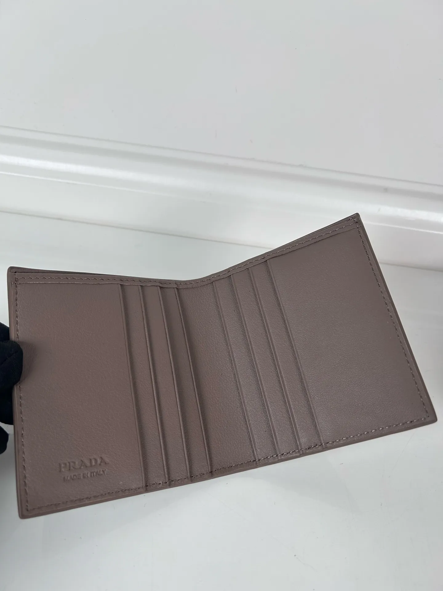 💰440, P Home ➡️ Unisex short wallet, (upgraded version) model 2MO004 upgraded version made of deerskin, eight card slots, length 9cm height 10cm, 175 steel stamp, meticulous and neat workmanship as shown in the picture