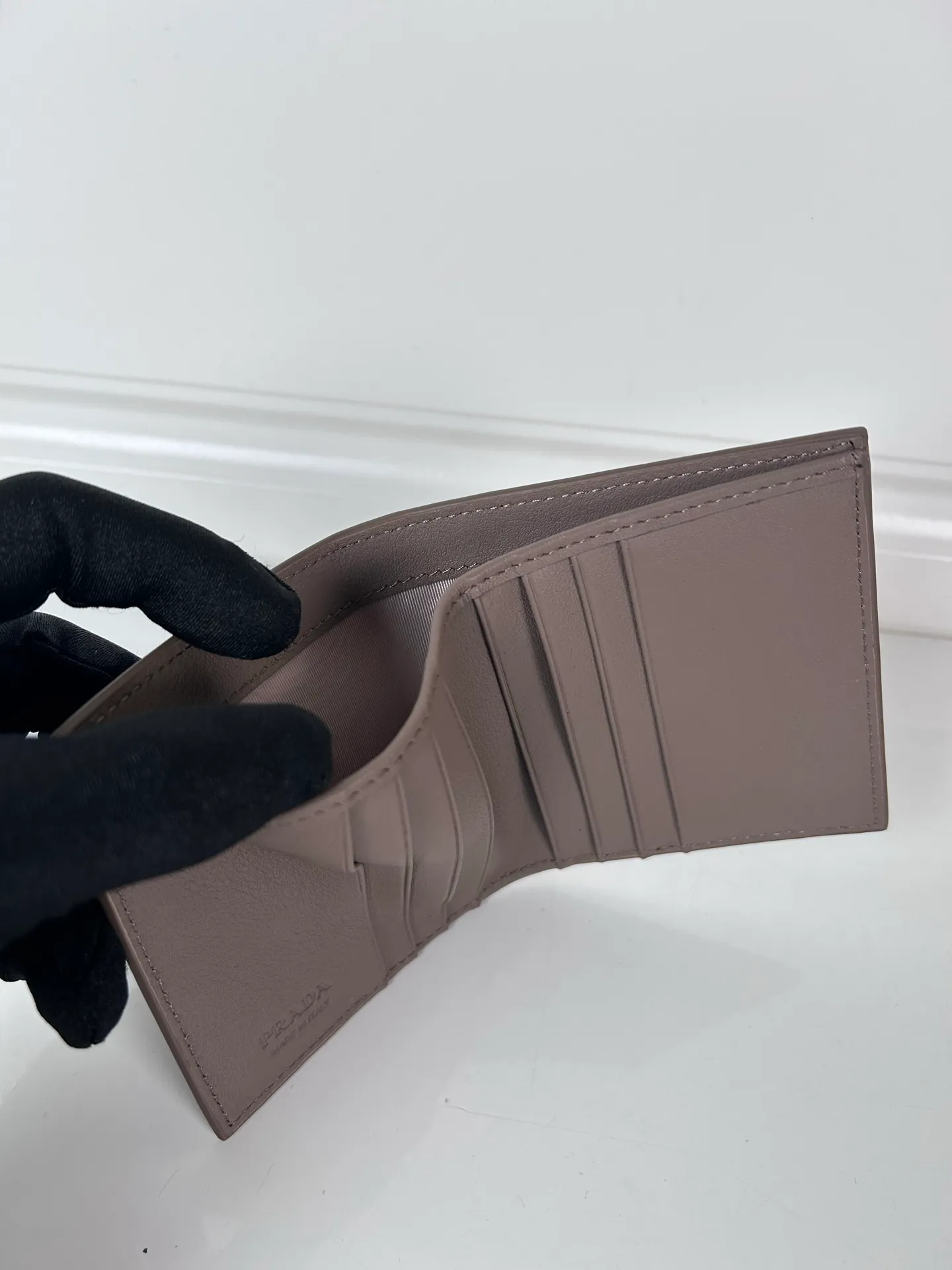 💰440, P Home ➡️ Unisex short wallet, (upgraded version) model 2MO004 upgraded version made of deerskin, eight card slots, length 9cm height 10cm, 175 steel stamp, meticulous and neat workmanship as shown in the picture