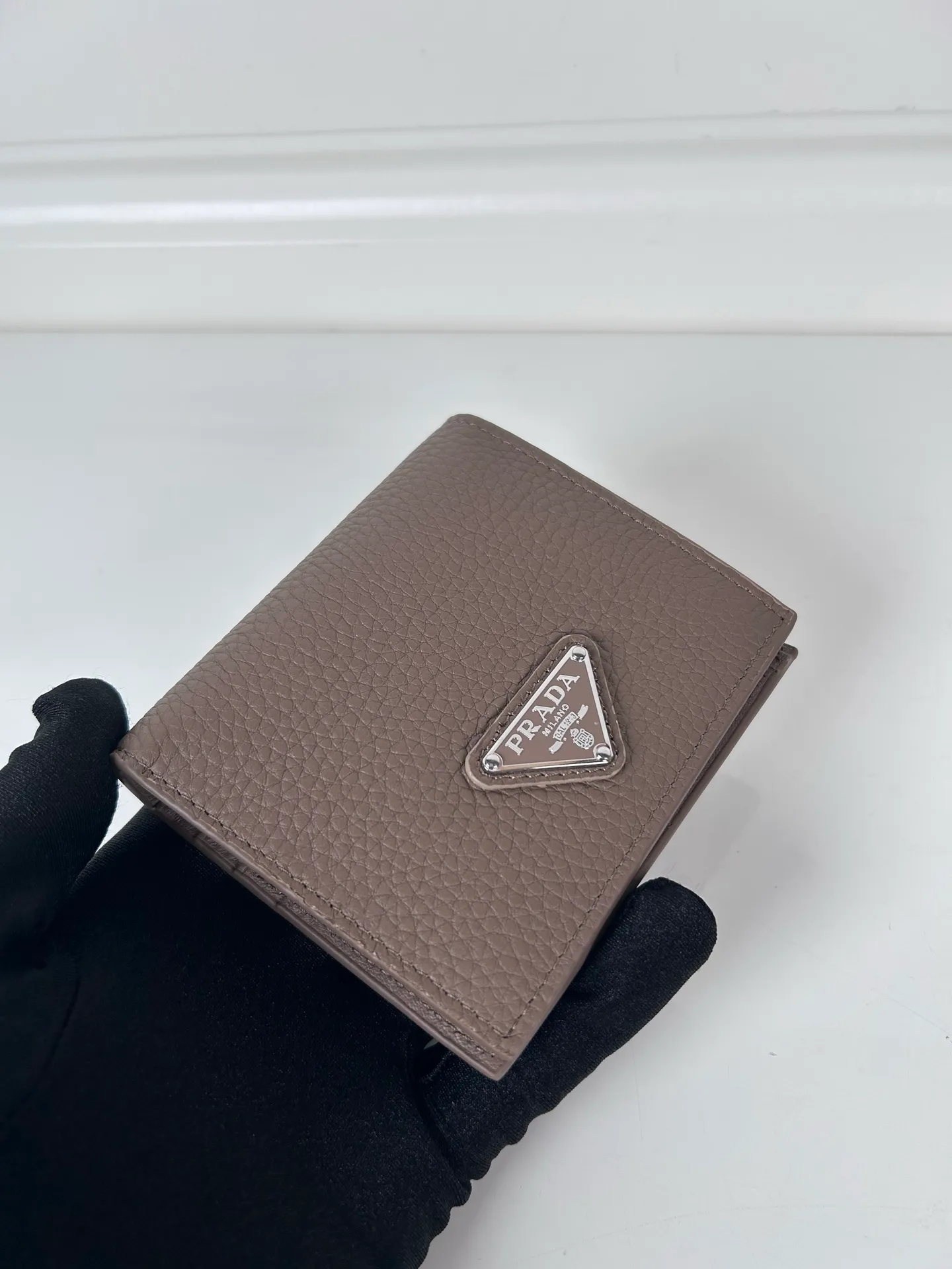 💰440, P Home ➡️ Unisex short wallet, (upgraded version) model 2MO004 upgraded version made of deerskin, eight card slots, length 9cm height 10cm, 175 steel stamp, meticulous and neat workmanship as shown in the picture