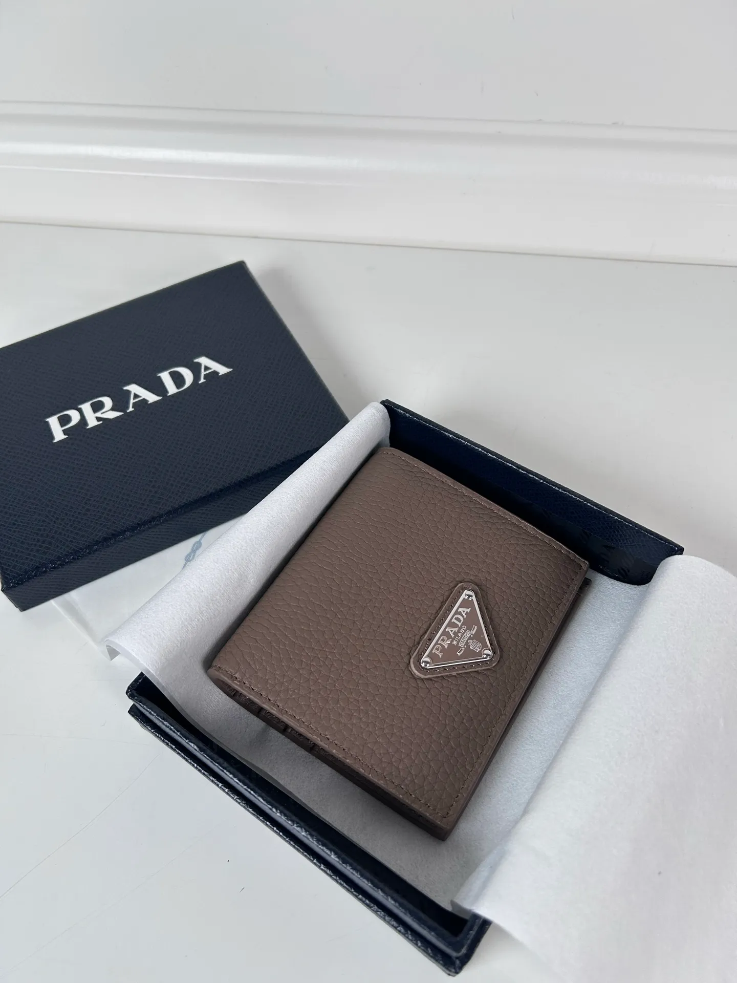 💰440, P Home ➡️ Unisex short wallet, (upgraded version) model 2MO004 upgraded version made of deerskin, eight card slots, length 9cm height 10cm, 175 steel stamp, meticulous and neat workmanship as shown in the picture