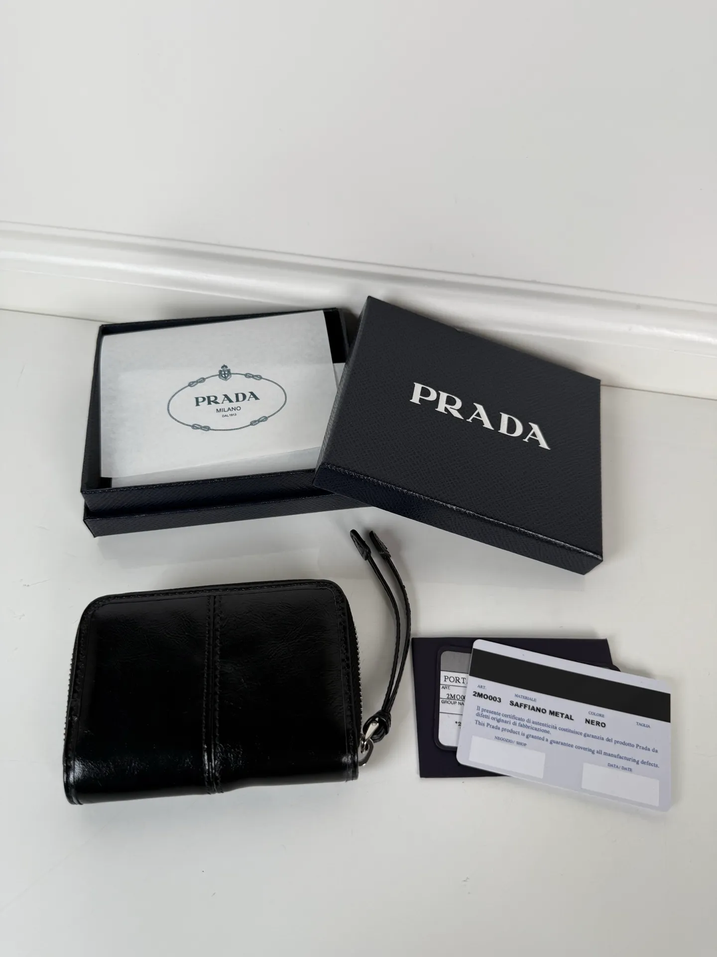 💰400, P Home ➡️Black waxed leather card holder for men and women, model 2MM003, classic and practical zipper design, pleated card slots inside, convenient for classification and storage. Perfect for going out alone with your mobile phone in summer or putting it in a small bag. Size 11×7.5cm, original quality, your best choice