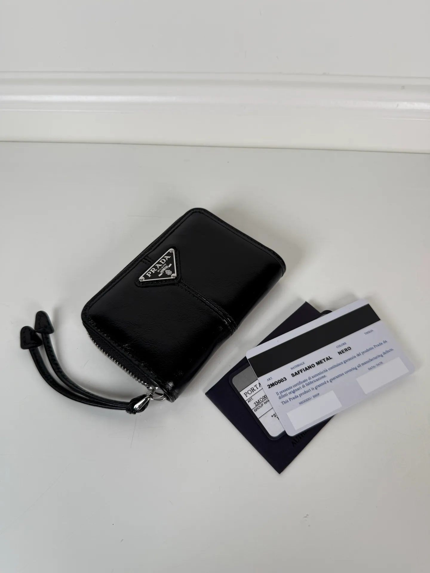 💰400, P Home ➡️Black waxed leather card holder for men and women, model 2MM003, classic and practical zipper design, pleated card slots inside, convenient for classification and storage. Perfect for going out alone with your mobile phone in summer or putting it in a small bag. Size 11×7.5cm, original quality, your best choice