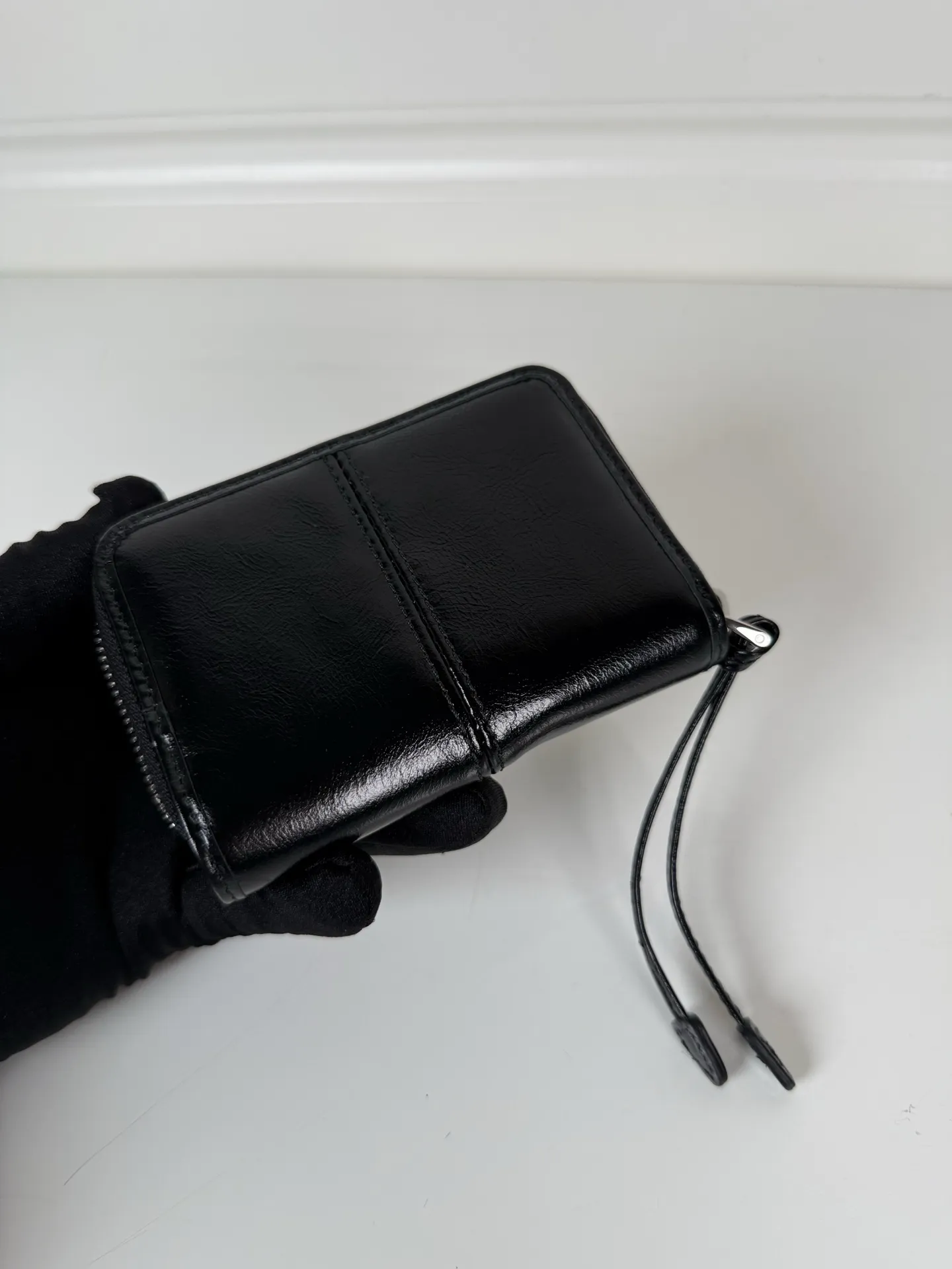 💰400, P Home ➡️Black waxed leather card holder for men and women, model 2MM003, classic and practical zipper design, pleated card slots inside, convenient for classification and storage. Perfect for going out alone with your mobile phone in summer or putting it in a small bag. Size 11×7.5cm, original quality, your best choice