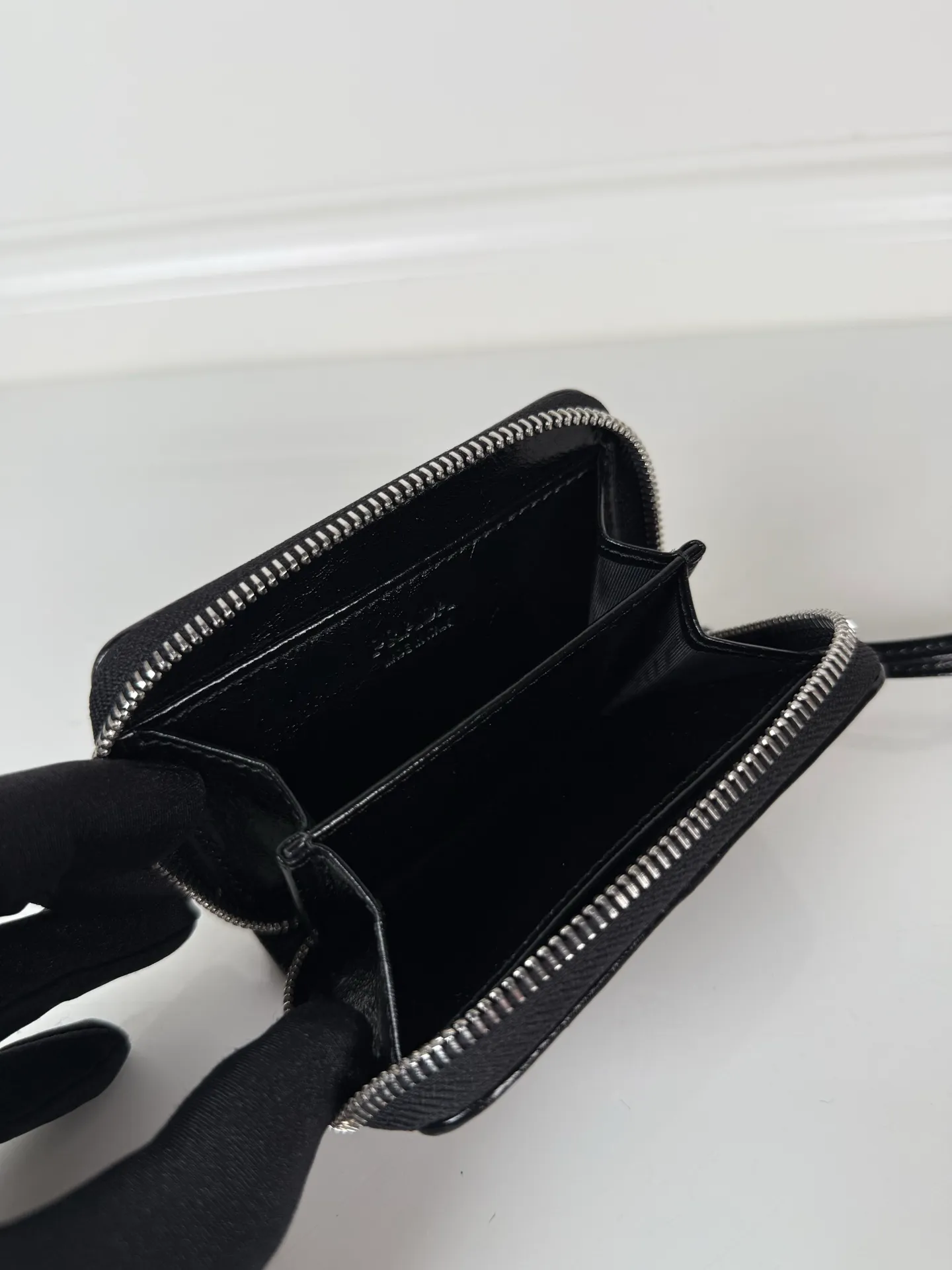 💰400, P Home ➡️Black waxed leather card holder for men and women, model 2MM003, classic and practical zipper design, pleated card slots inside, convenient for classification and storage. Perfect for going out alone with your mobile phone in summer or putting it in a small bag. Size 11×7.5cm, original quality, your best choice