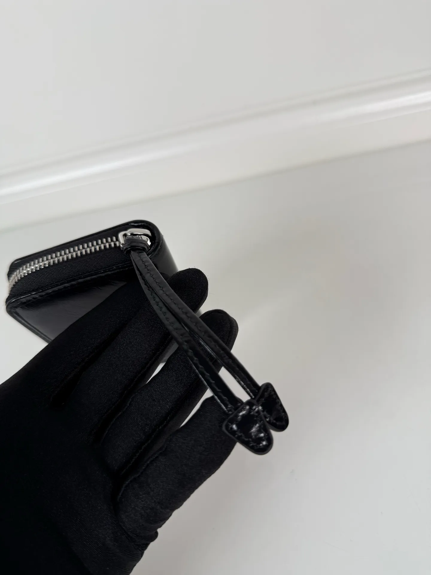 💰400, P Home ➡️Black waxed leather card holder for men and women, model 2MM003, classic and practical zipper design, pleated card slots inside, convenient for classification and storage. Perfect for going out alone with your mobile phone in summer or putting it in a small bag. Size 11×7.5cm, original quality, your best choice