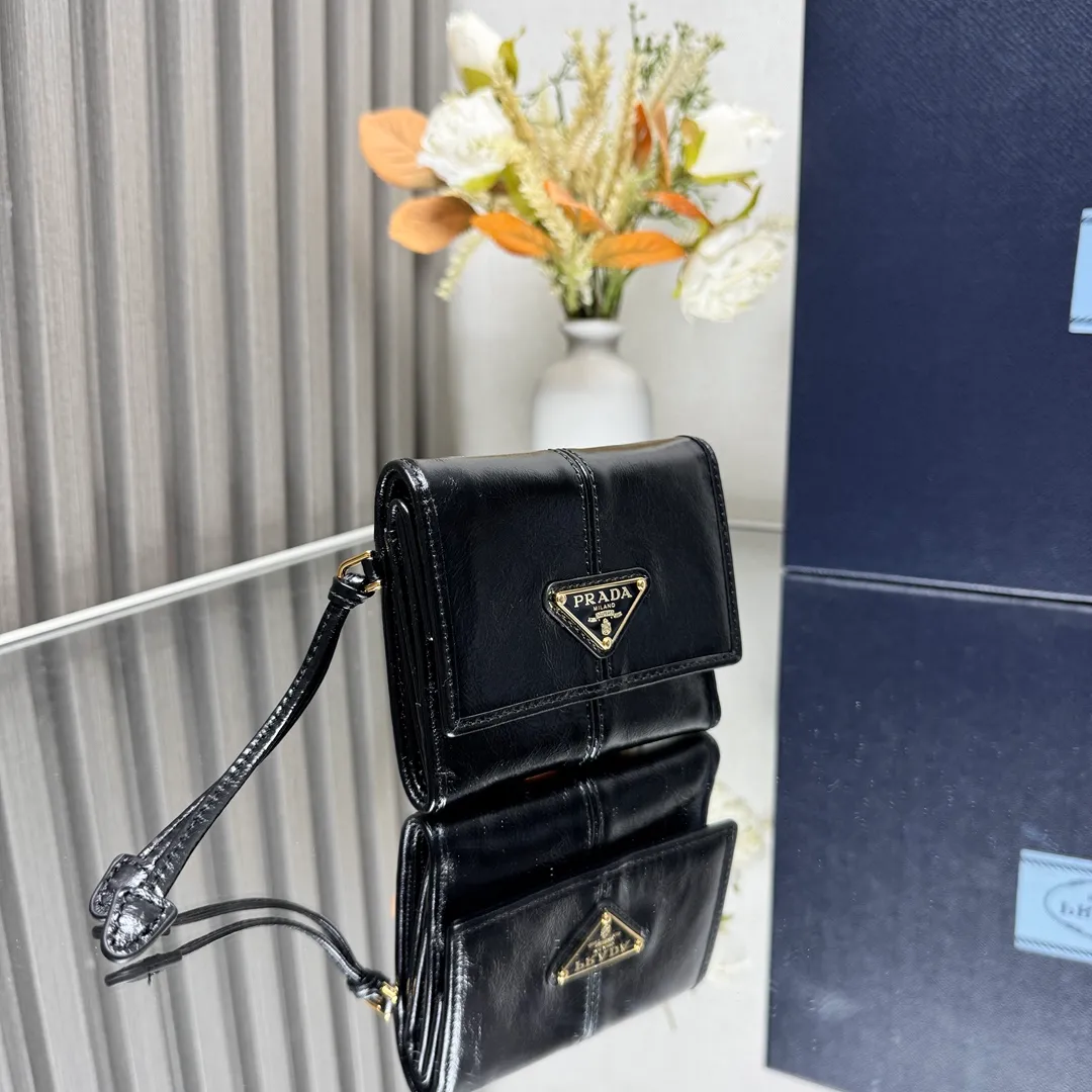 P480 [Top original order] PRADA's new leather wallet💼1MH043, internal code 164 OEM code✨This pouch is simple and exquisite, made of soft leather and decorated with an enameled triangular metal logo. Snap closure, 4 card slots, 1 receipt compartment, 2 ID pockets, 1 external pocket, 1 internal flip coin pocket🏅️🏅️🏅️Size: 10*8.5cm