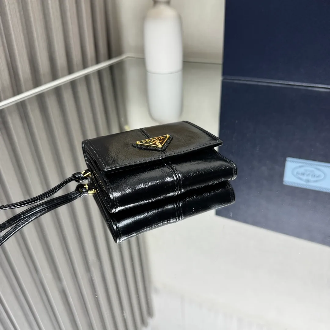 P480 [Top original order] PRADA's new leather wallet💼1MH043, internal code 164 OEM code✨This pouch is simple and exquisite, made of soft leather and decorated with an enameled triangular metal logo. Snap closure, 4 card slots, 1 receipt compartment, 2 ID pockets, 1 external pocket, 1 internal flip coin pocket🏅️🏅️🏅️Size: 10*8.5cm