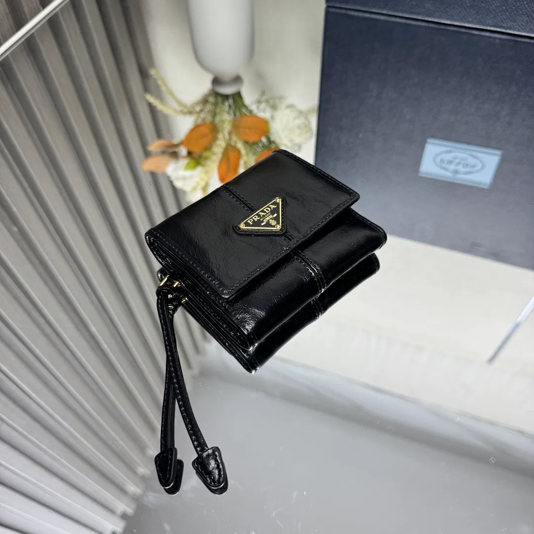 P480 [Top original order] PRADA's new leather wallet💼1MH043, internal code 164 OEM code✨This pouch is simple and exquisite, made of soft leather and decorated with an enameled triangular metal logo. Snap closure, 4 card slots, 1 receipt compartment, 2 ID pockets, 1 external pocket, 1 internal flip coin pocket🏅️🏅️🏅️Size: 10*8.5cm