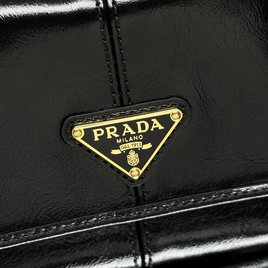 P480 [Top original order] PRADA's new leather wallet💼1MH043, internal code 164 OEM code✨This pouch is simple and exquisite, made of soft leather and decorated with an enameled triangular metal logo. Snap closure, 4 card slots, 1 receipt compartment, 2 ID pockets, 1 external pocket, 1 internal flip coin pocket🏅️🏅️🏅️Size: 10*8.5cm