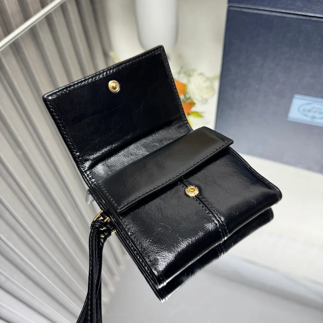 P480 [Top original order] PRADA's new leather wallet💼1MH043, internal code 164 OEM code✨This pouch is simple and exquisite, made of soft leather and decorated with an enameled triangular metal logo. Snap closure, 4 card slots, 1 receipt compartment, 2 ID pockets, 1 external pocket, 1 internal flip coin pocket🏅️🏅️🏅️Size: 10*8.5cm