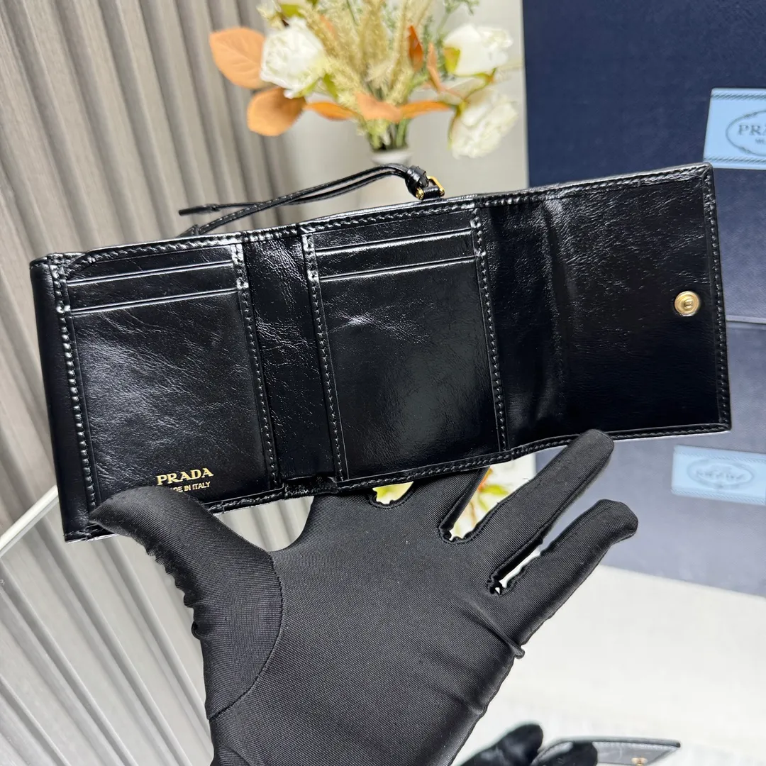 P480 [Top original order] PRADA's new leather wallet💼1MH043, internal code 164 OEM code✨This pouch is simple and exquisite, made of soft leather and decorated with an enameled triangular metal logo. Snap closure, 4 card slots, 1 receipt compartment, 2 ID pockets, 1 external pocket, 1 internal flip coin pocket🏅️🏅️🏅️Size: 10*8.5cm