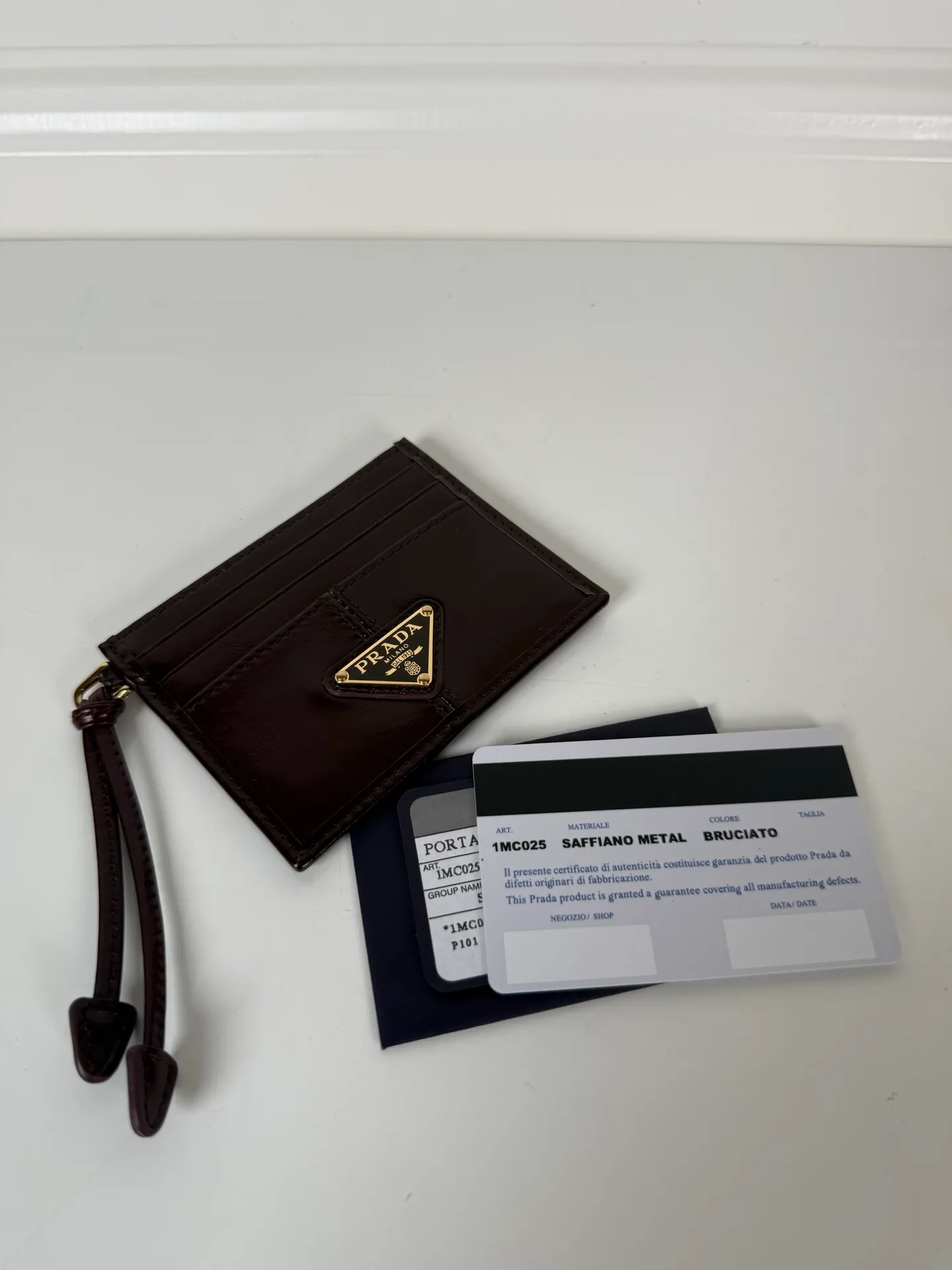 💰340, P Home➡️ Small card holder for men and women, coffee color wax leather triangle mark, model 1MC025, original quality, imported wax leather, 6 card slots ➕ One middle sandwich, can hold multiple cards and zeros 💰, size 11.2×8.5cm, taken in kind, what you see is what you get