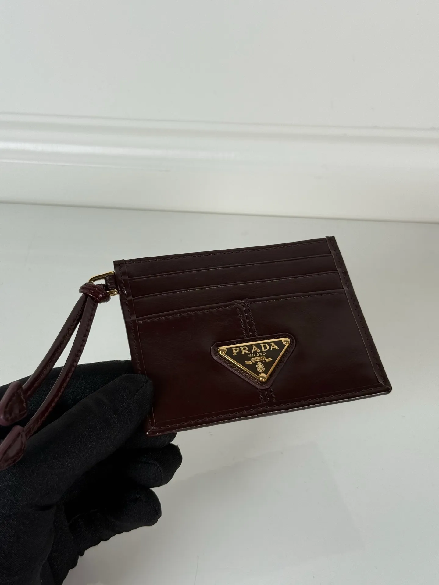💰340, P Home➡️ Small card holder for men and women, coffee color wax leather triangle mark, model 1MC025, original quality, imported wax leather, 6 card slots ➕ One middle sandwich, can hold multiple cards and zeros 💰, size 11.2×8.5cm, taken in kind, what you see is what you get