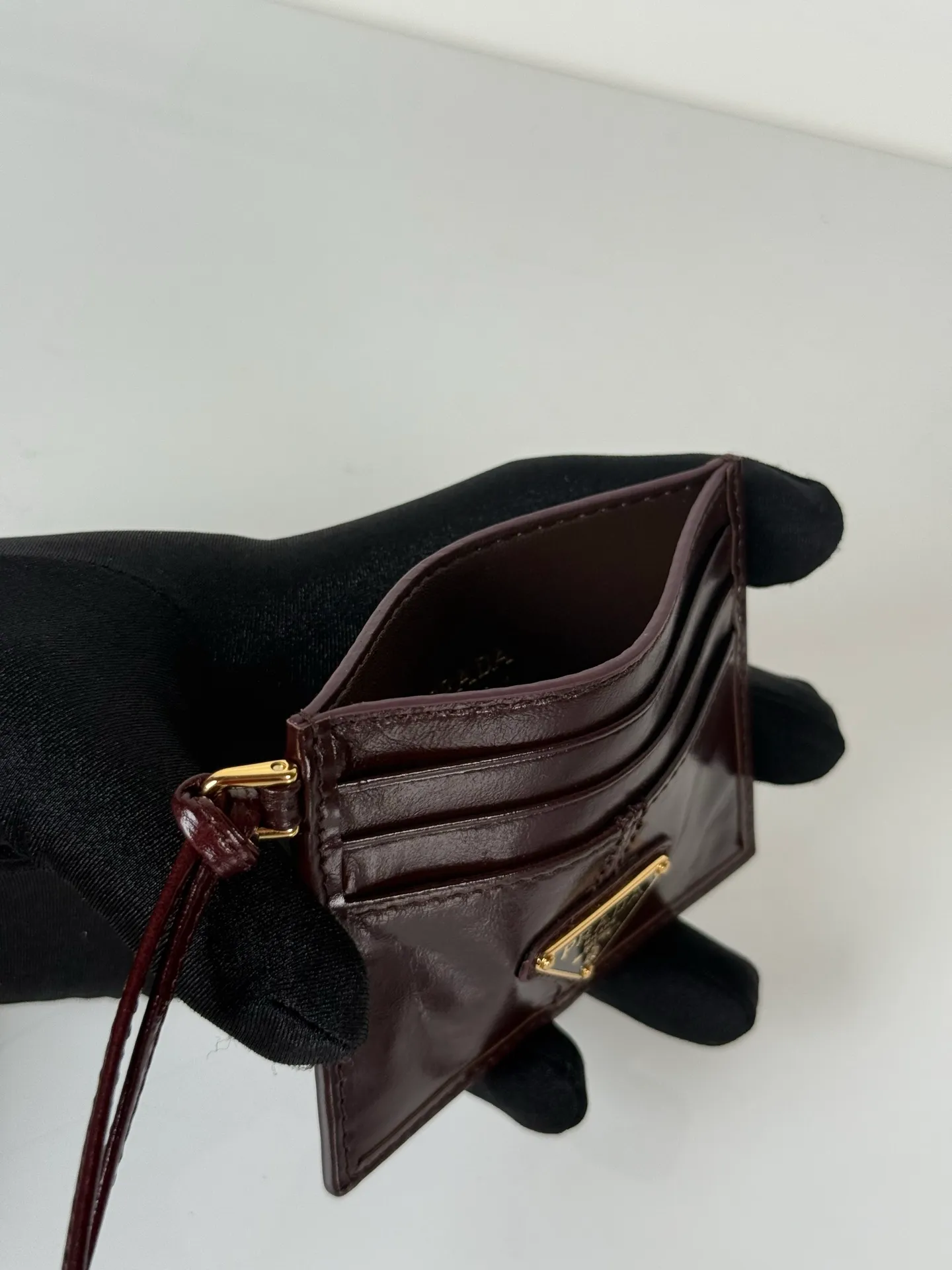 💰340, P Home➡️ Small card holder for men and women, coffee color wax leather triangle mark, model 1MC025, original quality, imported wax leather, 6 card slots ➕ One middle sandwich, can hold multiple cards and zeros 💰, size 11.2×8.5cm, taken in kind, what you see is what you get