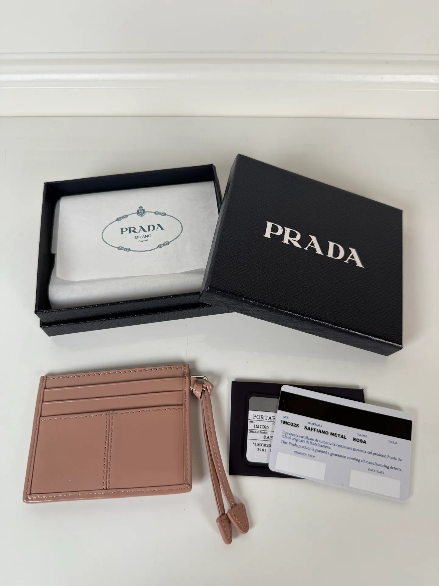 💰340, P Home ➡️ Unisex small card holder, pink oil wax leather triangle mark, model 1MC025, original quality, made of imported oil wax leather, 6 card slots ➕ One middle sandwich, can hold multiple cards and zeros 💰, size 11.2×8.5cm, real shot, what you see is what you get