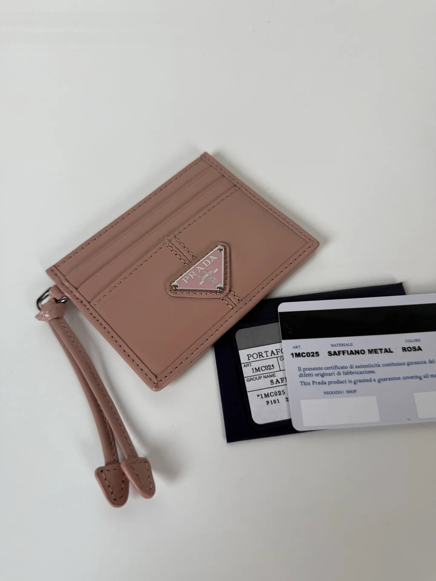 💰340, P Home ➡️ Unisex small card holder, pink oil wax leather triangle mark, model 1MC025, original quality, made of imported oil wax leather, 6 card slots ➕ One middle sandwich, can hold multiple cards and zeros 💰, size 11.2×8.5cm, real shot, what you see is what you get