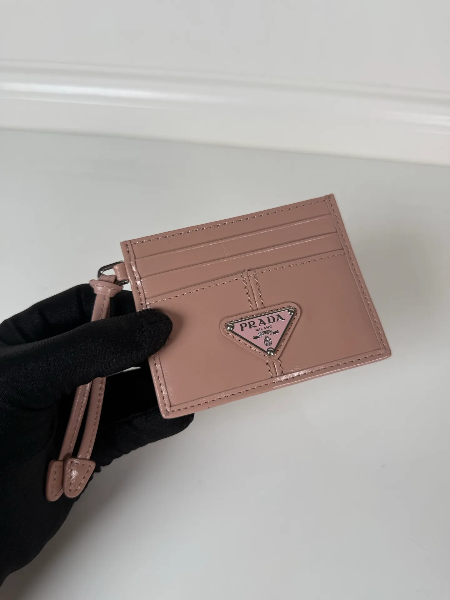 💰340, P Home ➡️ Unisex small card holder, pink oil wax leather triangle mark, model 1MC025, original quality, made of imported oil wax leather, 6 card slots ➕ One middle sandwich, can hold multiple cards and zeros 💰, size 11.2×8.5cm, real shot, what you see is what you get
