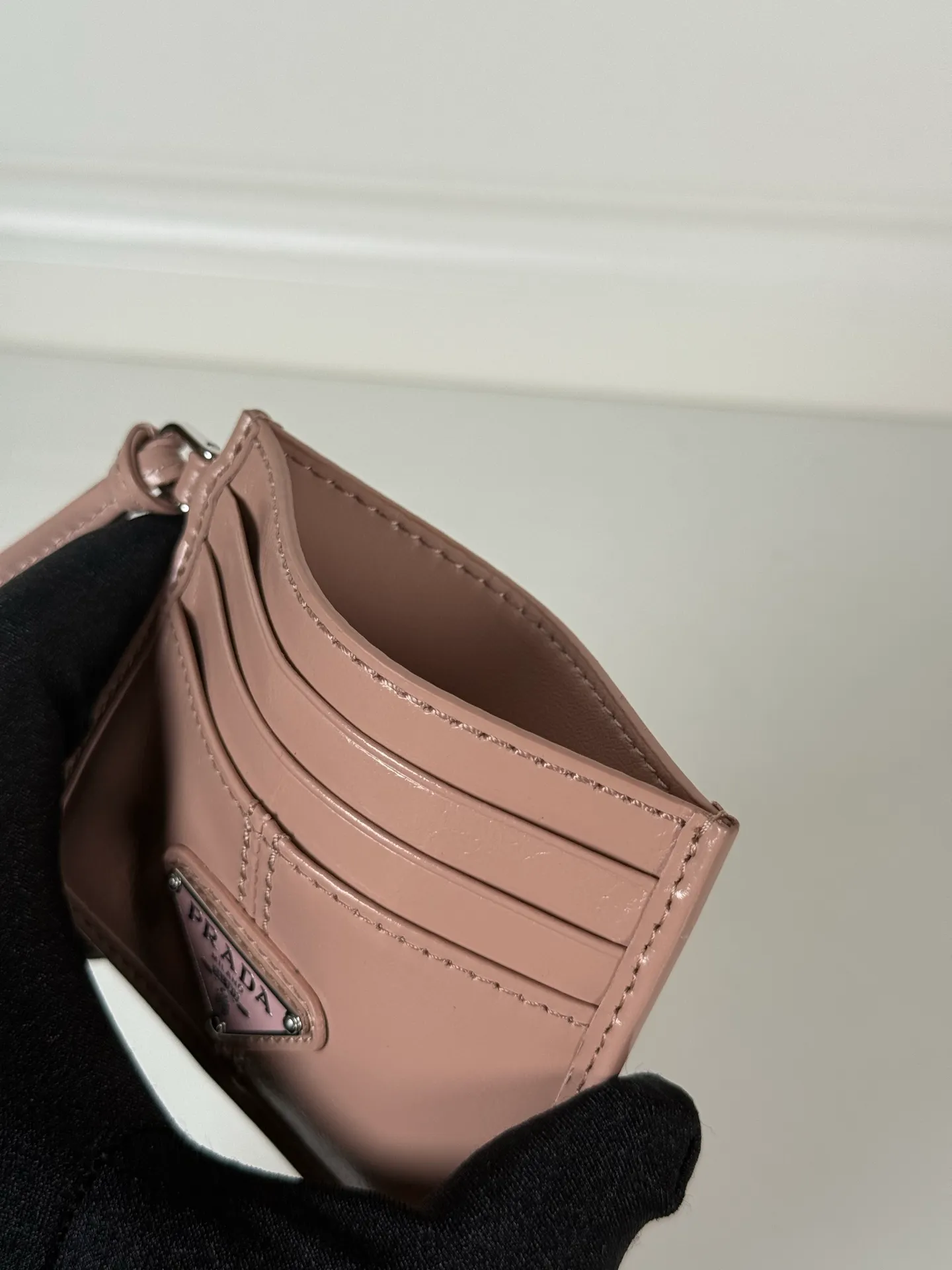 💰340, P Home ➡️ Unisex small card holder, pink oil wax leather triangle mark, model 1MC025, original quality, made of imported oil wax leather, 6 card slots ➕ One middle sandwich, can hold multiple cards and zeros 💰, size 11.2×8.5cm, real shot, what you see is what you get