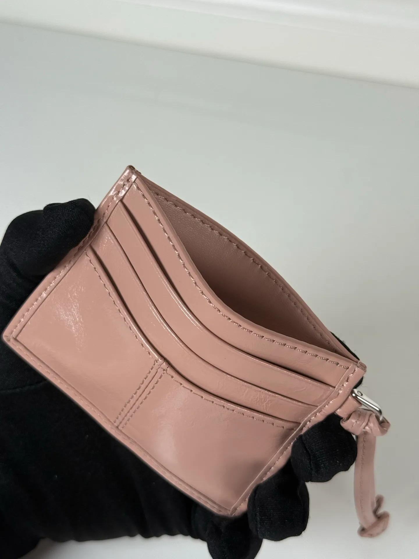 💰340, P Home ➡️ Unisex small card holder, pink oil wax leather triangle mark, model 1MC025, original quality, made of imported oil wax leather, 6 card slots ➕ One middle sandwich, can hold multiple cards and zeros 💰, size 11.2×8.5cm, real shot, what you see is what you get