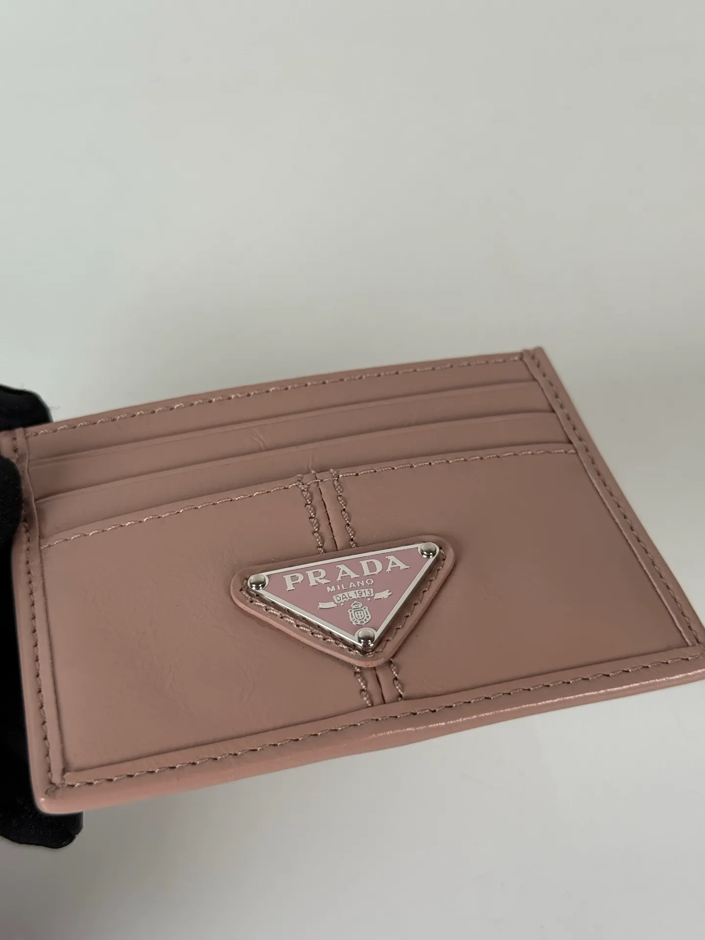 💰340, P Home ➡️ Unisex small card holder, pink oil wax leather triangle mark, model 1MC025, original quality, made of imported oil wax leather, 6 card slots ➕ One middle sandwich, can hold multiple cards and zeros 💰, size 11.2×8.5cm, real shot, what you see is what you get