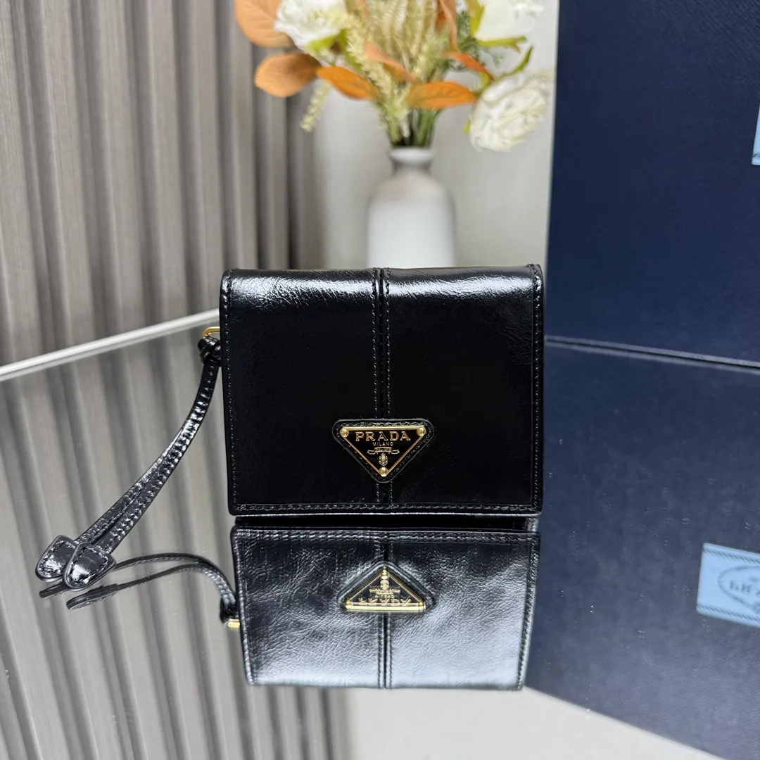 P440 [Top original order] PRADA's new short wallet💼1MV204, internal code 164 OEM code✨This simple and elegant small wallet is made of smooth leather. The wallet has a simple and elegant design, equipped with multiple compartments and pockets. The iconic enamel triangle logo decorates the closure, highlighting the brand style🏅️🏅️🏅️Size: 11.2*8.5cm