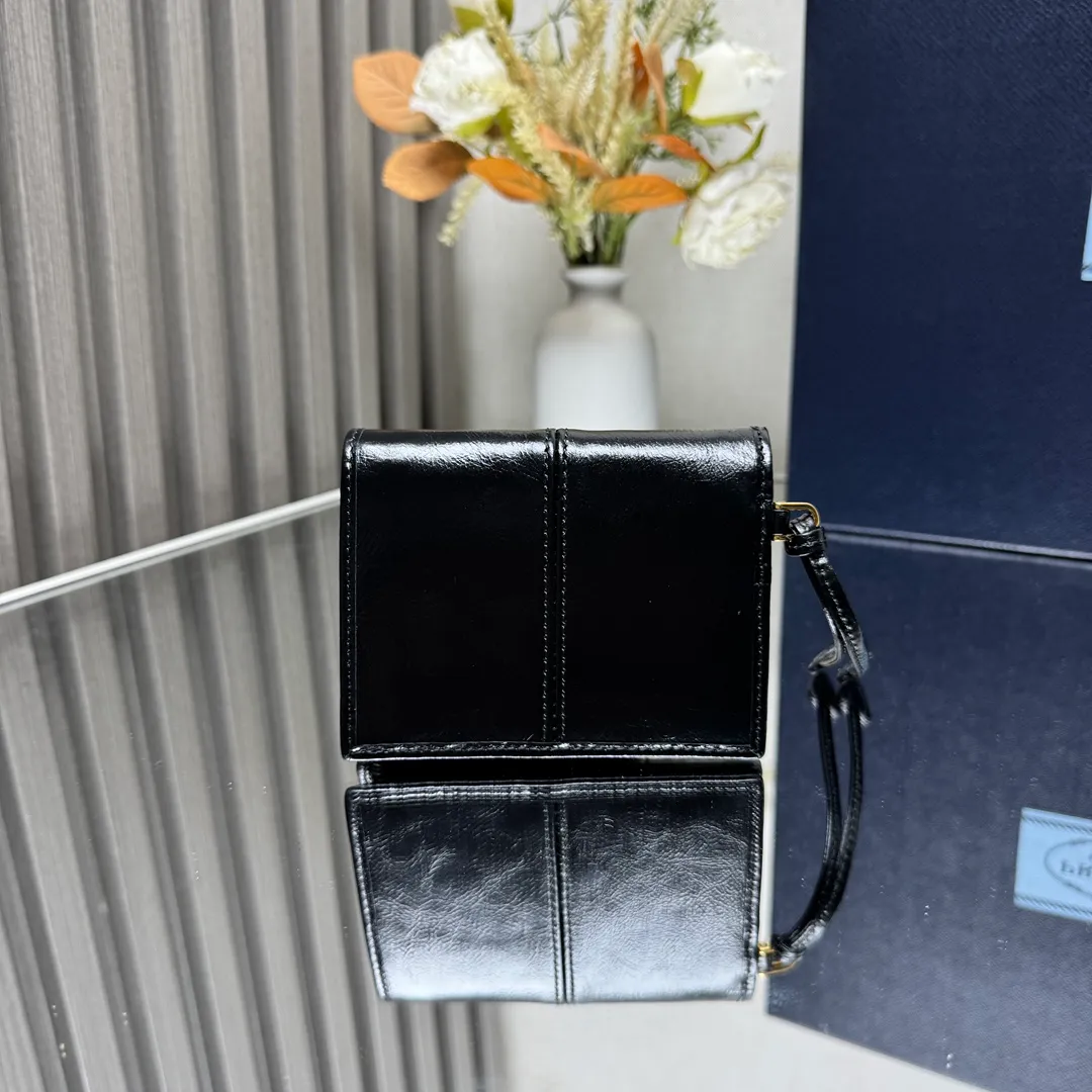 P440 [Top original order] PRADA's new short wallet💼1MV204, internal code 164 OEM code✨This simple and elegant small wallet is made of smooth leather. The wallet has a simple and elegant design, equipped with multiple compartments and pockets. The iconic enamel triangle logo decorates the closure, highlighting the brand style🏅️🏅️🏅️Size: 11.2*8.5cm