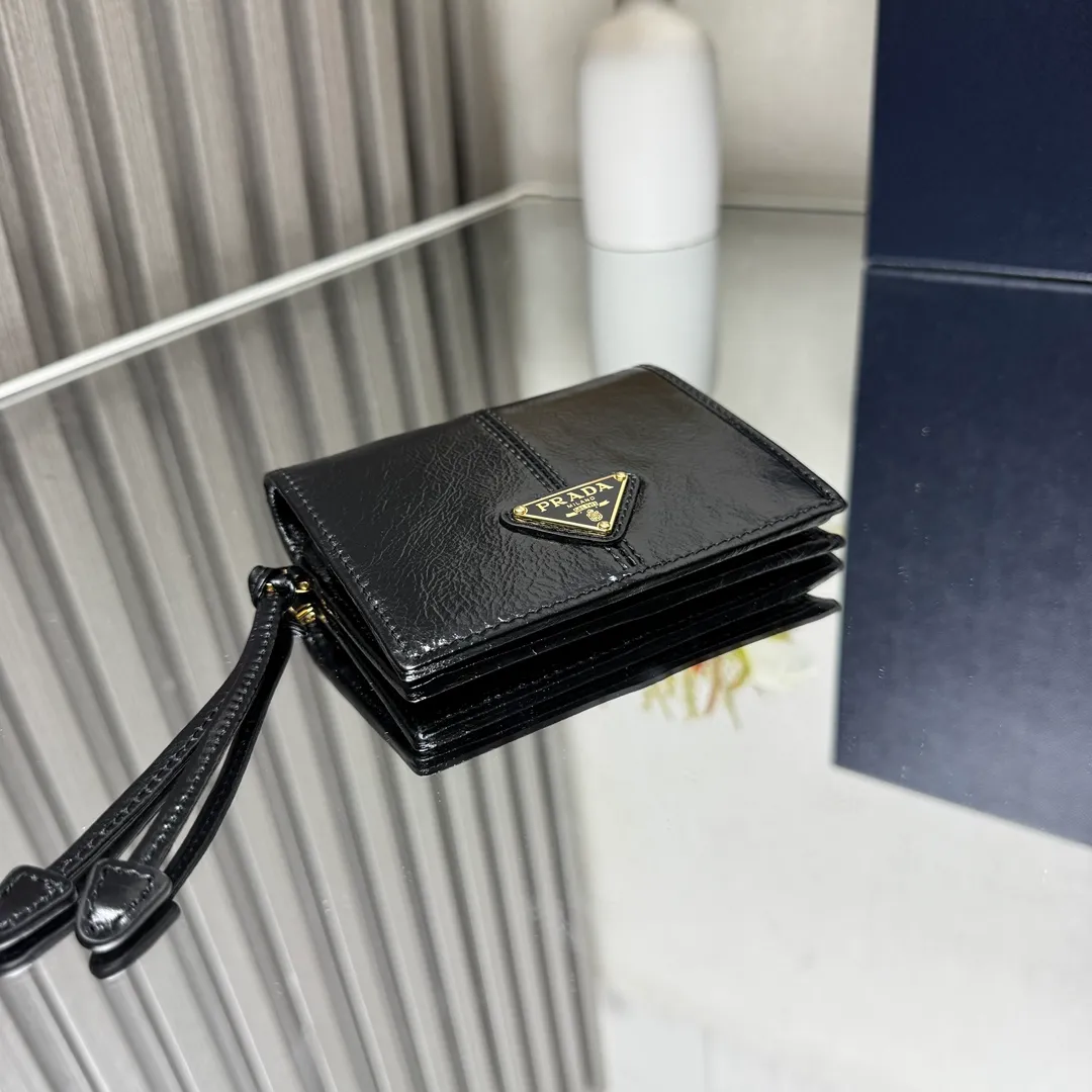 P440 [Top original order] PRADA's new short wallet💼1MV204, internal code 164 OEM code✨This simple and elegant small wallet is made of smooth leather. The wallet has a simple and elegant design, equipped with multiple compartments and pockets. The iconic enamel triangle logo decorates the closure, highlighting the brand style🏅️🏅️🏅️Size: 11.2*8.5cm