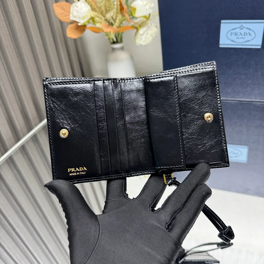 P440 [Top original order] PRADA's new short wallet💼1MV204, internal code 164 OEM code✨This simple and elegant small wallet is made of smooth leather. The wallet has a simple and elegant design, equipped with multiple compartments and pockets. The iconic enamel triangle logo decorates the closure, highlighting the brand style🏅️🏅️🏅️Size: 11.2*8.5cm
