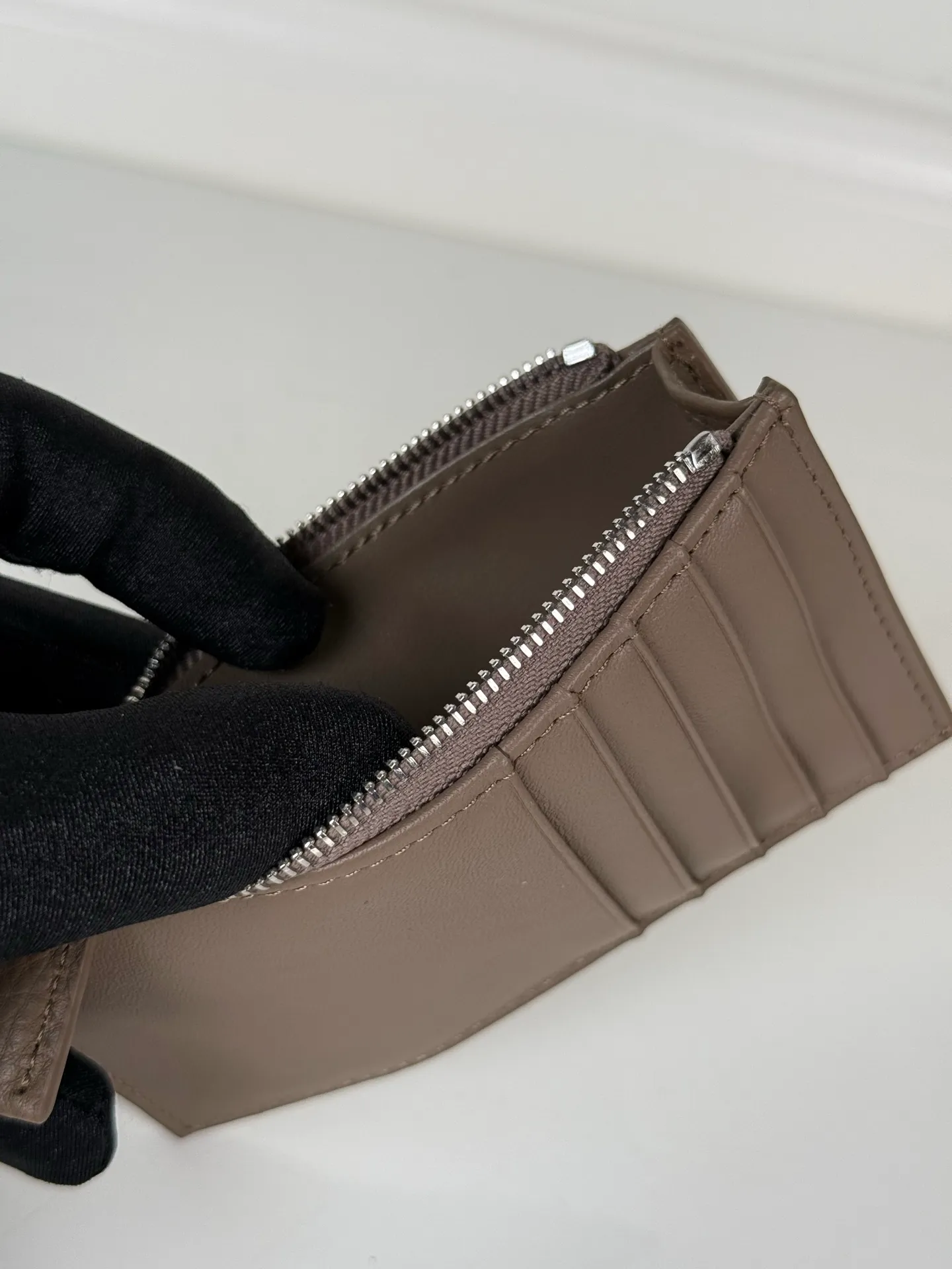 💰420, P Home➡️Gray deerskin bag, model: 2MC086, unisex model, 5 card slots, large capacity, 1 leather zipper bag, 8cm*13cm, 175 steel stamp