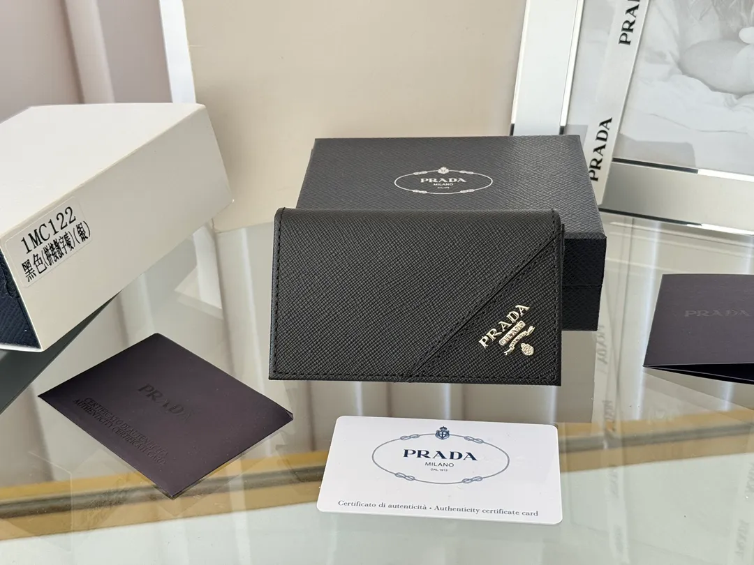 Prada classic card holder, model 1MC122, made of cross-grain cowhide, size 6.5×2.5×11cm, adopts snap button opening and closing design, and has two slots for cards or receipts. This exquisite card holder is small and convenient, with sufficient capacity. It can be placed in the bag for easy storage. It can also be used to make separate items when going out every day. Hot 🔥Hot-selling item, taken in kind, what you see is what you get