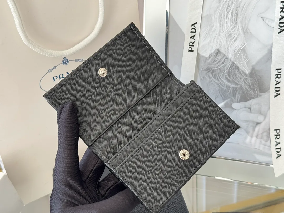 Prada classic card holder, model 1MC122, made of cross-grain cowhide, size 6.5×2.5×11cm, adopts snap button opening and closing design, and has two slots for cards or receipts. This exquisite card holder is small and convenient, with sufficient capacity. It can be placed in the bag for easy storage. It can also be used to make separate items when going out every day. Hot 🔥Hot-selling item, taken in kind, what you see is what you get